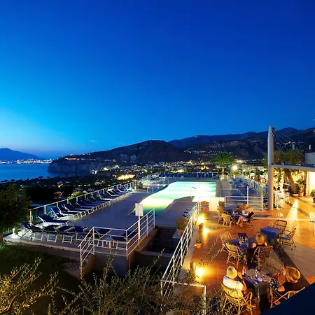 天堂艺术大酒店 酒店 4*